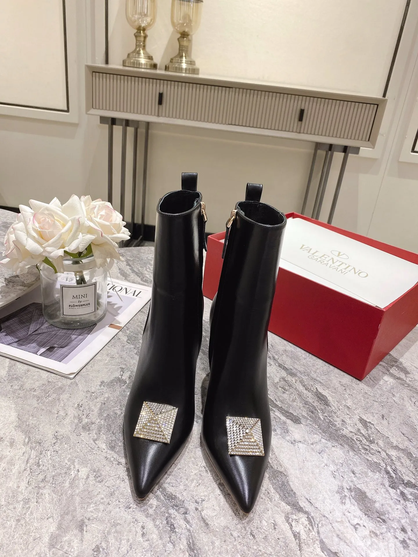 👟👟Ex-factory price 540👟👟 Genuine leather sole +40 [Valentino] Valentino autumn and winter fashion women's boots: comfortable and versatile, making your legs look longer! Fabric: Imported first-layer cowhide ⚡With inner zipper version ⚡The lining and feet are all high-end sheepskin! Outsole: There are two options: non-slip and wear-resistant rubber outsole and Italian leather outsole ~ equipped with Warren's [Pyramid] special buckle that will not rust. Number of yards: 35−41 (customized for sizes 34-42): rubber sole, - genuine leather sole +40